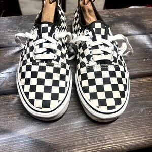 Black and white van’s checkered size 6.5 ready to wear